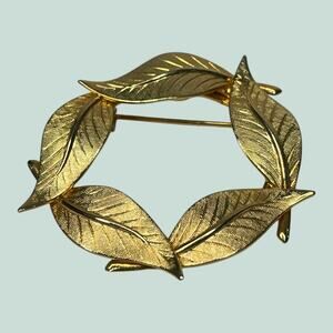 Vintage Gold Tone Leaf Wreath Brooch Circle Textured Botanical Pin